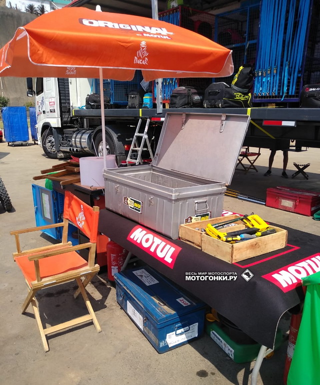 Рабочий кабинет пилота Original by Motul: ящик с инструментом, коврик и зонтик - все, что организатор возит с бивуака на бивуак Рабочий кабинет пилота Original by Motul: ящик с инструментом, коврик и зонтик - все, что организатор возит с бивуака на бивуак