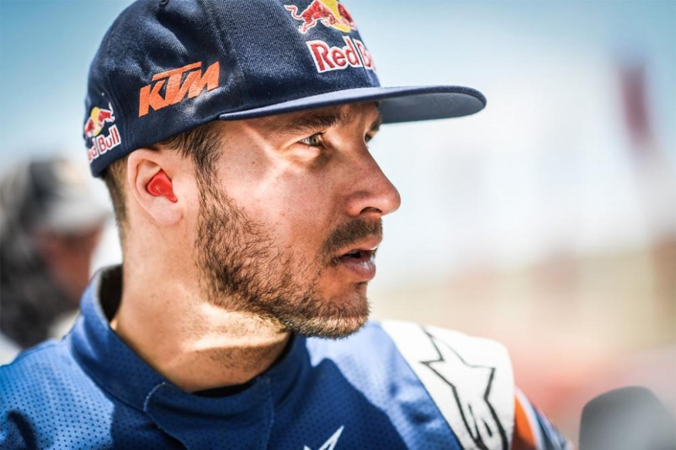 Сэм Сандерлен из KTM Factory Racing выигрывает этап, но в генерале МОТО он проигрывает много Сэм Сандерлен из KTM Factory Racing выигрывает этап, но в генерале МОТО он проигрывает много