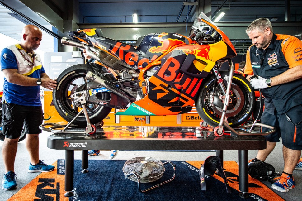 В своем развитии KTM RC16 обогнал прототип Aprilia RS-GP, который на 2 года старше В своем развитии KTM RC16 обогнал прототип Aprilia RS-GP, который на 2 года старше