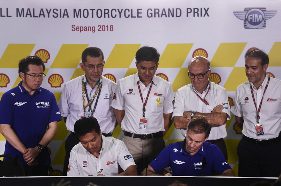 Момент подписания контракта Petronas, Sepang Racing Team и Yamaha Factory Racing в Сепанге Момент подписания контракта Petronas, Sepang Racing Team и Yamaha Factory Racing в Сепанге
