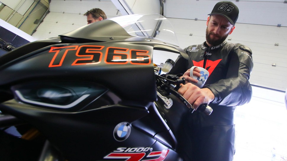 Том Сайкс обживает гараж BMW Motorrad WorldSBK Team Том Сайкс обживает гараж BMW Motorrad WorldSBK Team