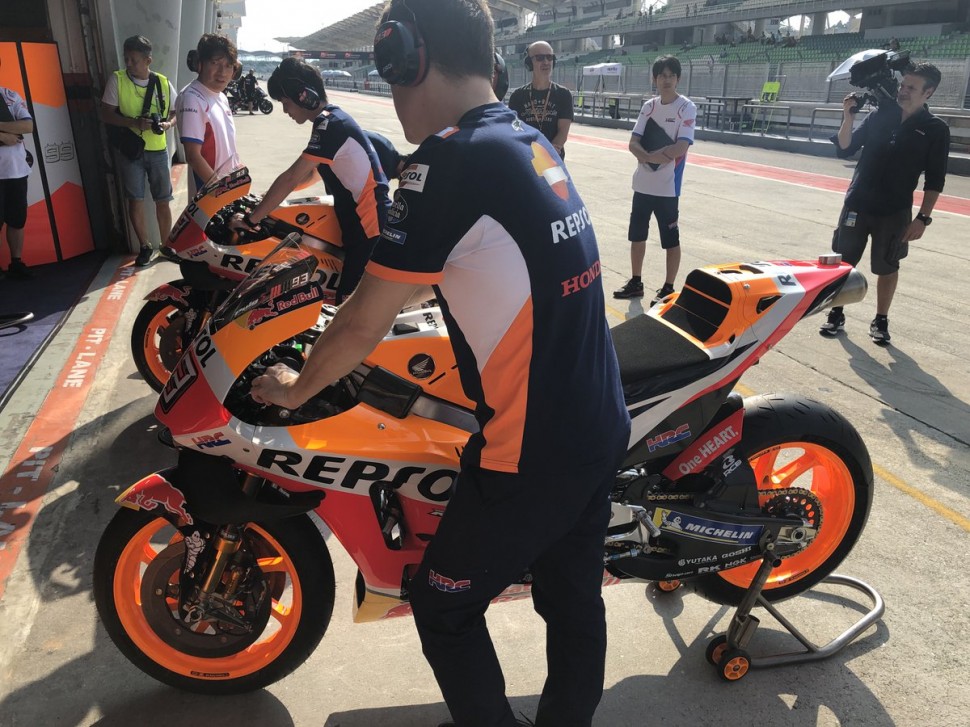 Маркес должен был сравнить две спецификации Honda RC213V модели 2019 года - с разными двигателями и выпускной системой Маркес должен был сравнить две спецификации Honda RC213V модели 2019 года - с разными двигателями и выпускной системой