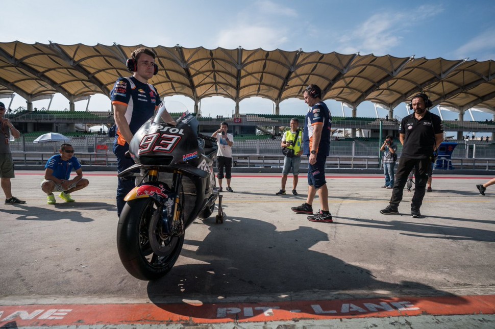 Обновленный вариант обтекателей Honda RC213V опробовал и Марк Маркес Обновленный вариант обтекателей Honda RC213V опробовал и Марк Маркес