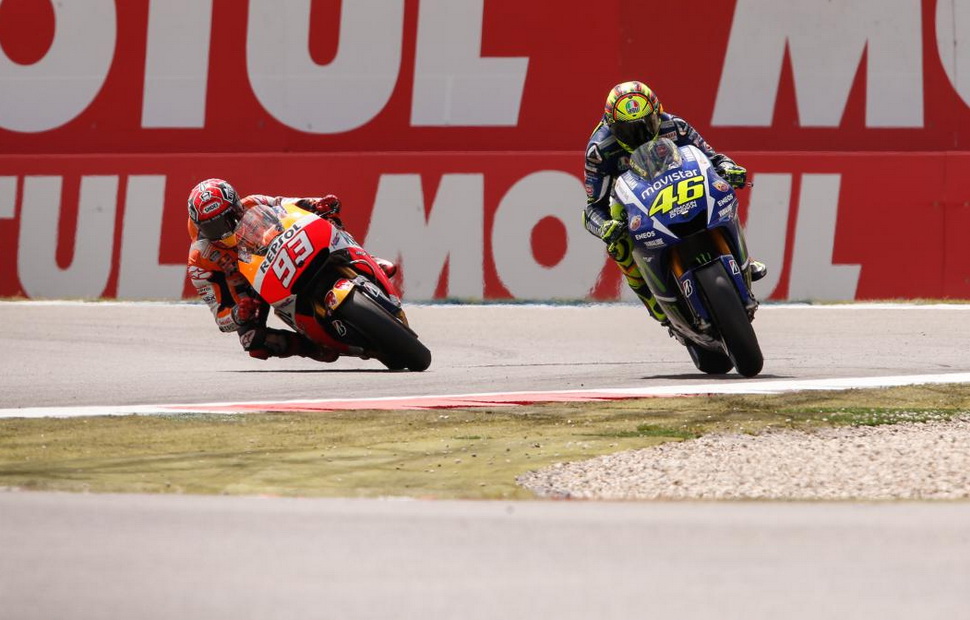 Мотокроссом по MotoGP: Росси решается форсировать гравийную ловушку - ради победы в Гран-При Нидерландов Мотокроссом по MotoGP: Росси решается форсировать гравийную ловушку - ради победы в Гран-При Нидерландов