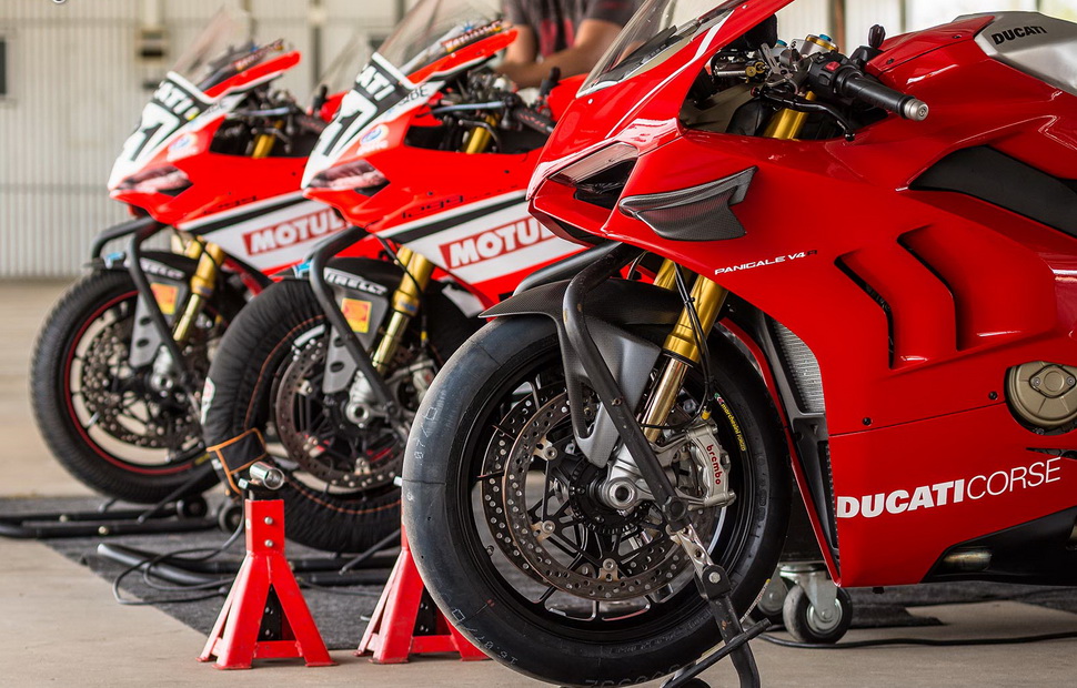 На тестах в Morgan Park: Ducati V4R в сравнении с Panigale 1299 R На тестах в Morgan Park: Ducati V4R в сравнении с Panigale 1299 R