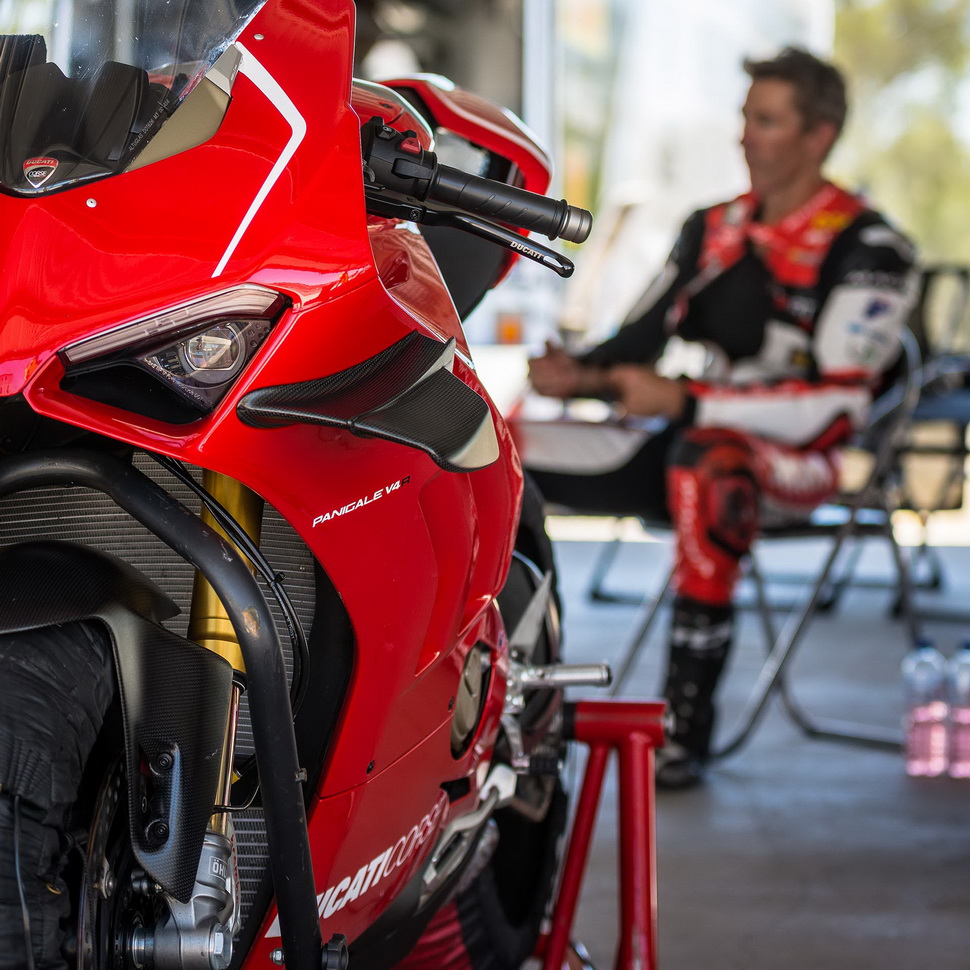 На тестах в Morgan Park: Ducati V4R в сравнении с Panigale 1299 R На тестах в Morgan Park: Ducati V4R в сравнении с Panigale 1299 R