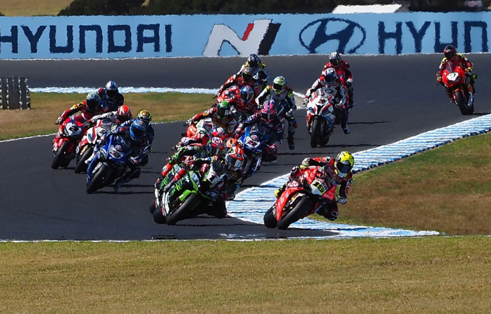 Старт второй гонки World Superbike на Phillip Island - Баутиста вырывается вперед в первом же повороте Старт второй гонки World Superbike на Phillip Island - Баутиста вырывается вперед в первом же повороте