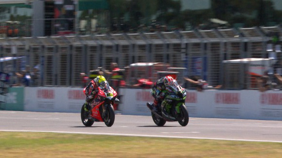 Большая битва Джонни Рэя и Баутисты на Superpole Race Большая битва Джонни Рэя и Баутисты на Superpole Race