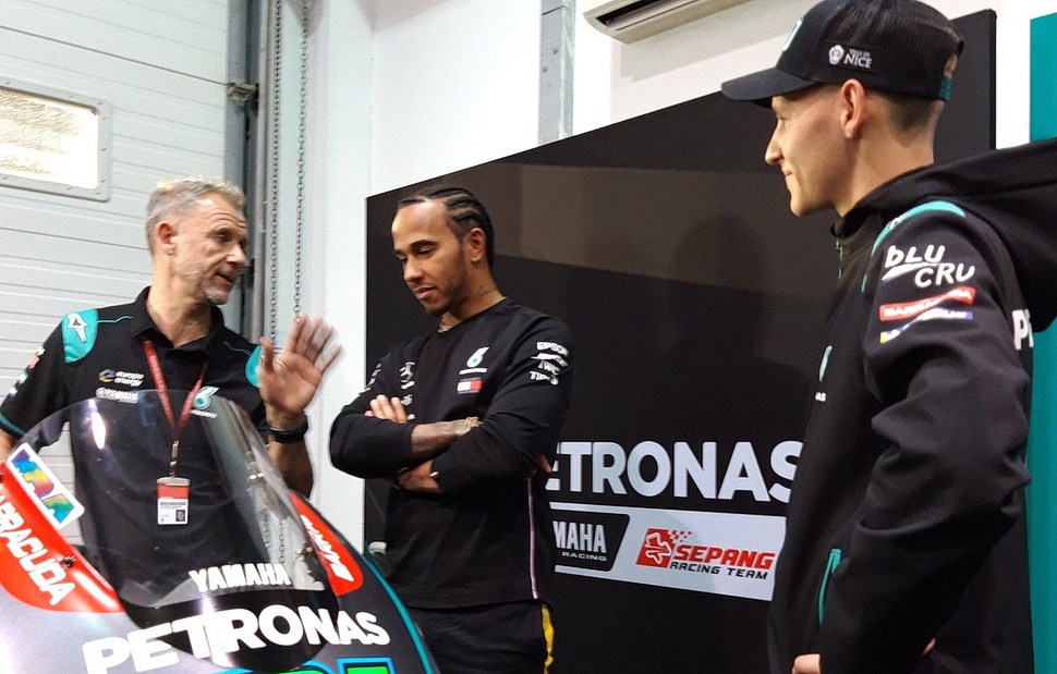 Фабио Куартараро в боксе Petronas Yamaha SRT вместе с 5-кратным чемпионом Формулы-1 Льюисом Хэмильтоном Фабио Куартараро в боксе Petronas Yamaha SRT вместе с 5-кратным чемпионом Формулы-1 Льюисом Хэмильтоном