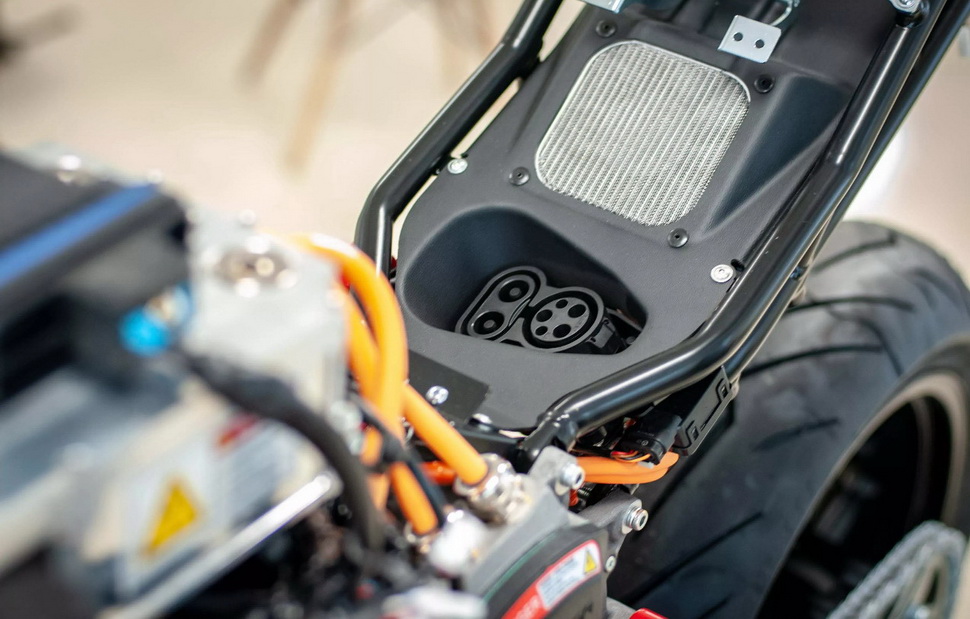 Energica Ego Corsa: сверхбыстрая зарядка CSS до 350 кВт Energica Ego Corsa: сверхбыстрая зарядка CSS до 350 кВт