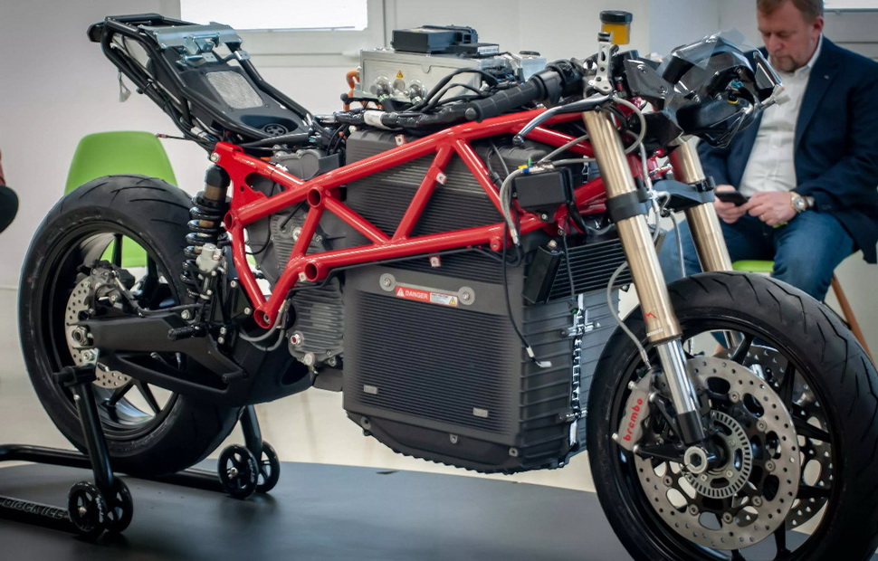 Energica Ego Corsa: рама-птичья клетка обхватывает силовой агрегат и блок АКБ, который весит ровно 100 кг Energica Ego Corsa: рама-птичья клетка обхватывает силовой агрегат и блок АКБ, который весит ровно 100 кг