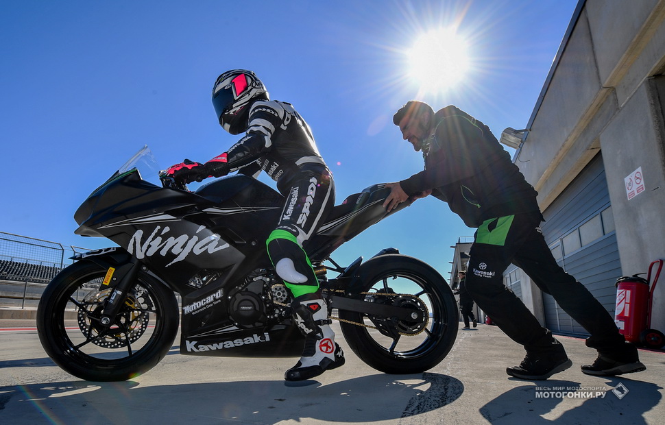 Аня Карраско на пит-лейне Circuito de Jerez Аня Карраско на пит-лейне Circuito de Jerez