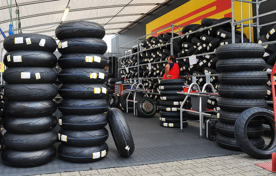 Pirelli продолжает постоянную разработки резины в World Superbike и испытывает ее каждую неделю на пилотах WSBK Pirelli продолжает постоянную разработки резины в World Superbike и испытывает ее каждую неделю на пилотах WSBK
