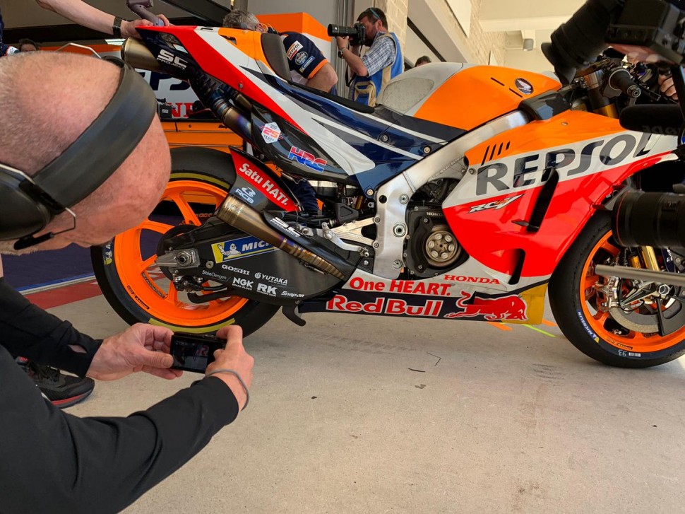 Маркес провел испытания нового аэродинамического девайса под маятником Honda RC213V на FP1, но затем отложил его в сторонку Маркес провел испытания нового аэродинамического девайса под маятником Honda RC213V на FP1, но затем отложил его в сторонку