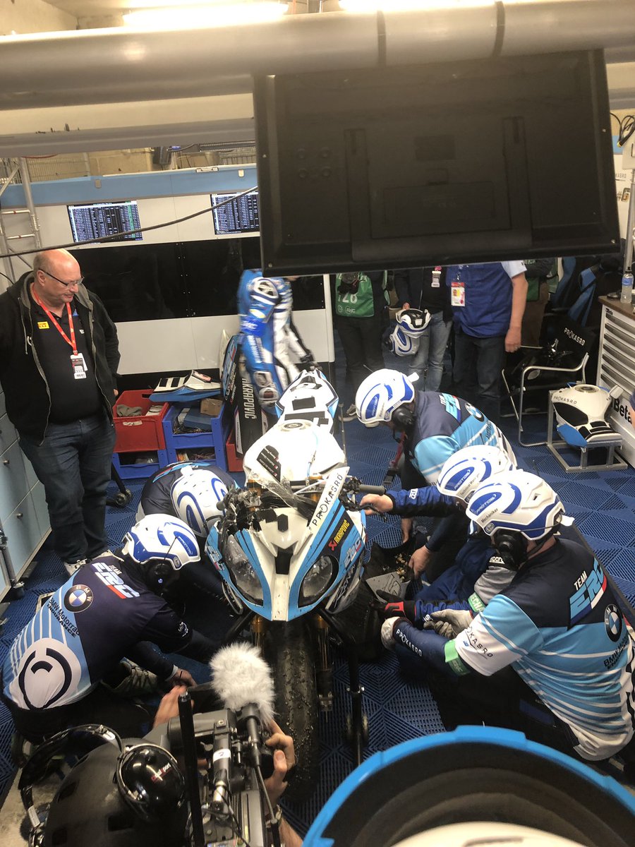 ERC-BMW Motorrad пытается восстановить BMW S 1000 RR после падения в 9-м повороте ERC-BMW Motorrad пытается восстановить BMW S 1000 RR после падения в 9-м повороте