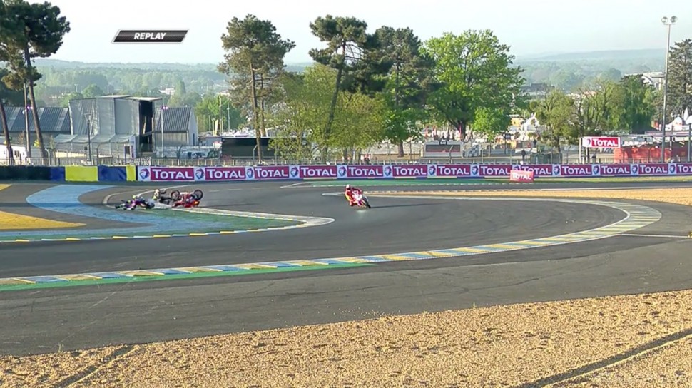 Вылет F.C.C. TSR Honda во втором повороте Bugatti Circuit вместе с №18 Вылет F.C.C. TSR Honda во втором повороте Bugatti Circuit вместе с №18