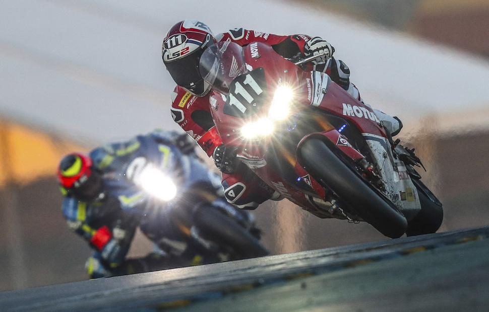 Заводская команда Honda Endurance Racing Team обошла Suzuki Endurance и стала грозить SRC Kawasaki, но... Заводская команда Honda Endurance Racing Team обошла Suzuki Endurance и стала грозить SRC Kawasaki, но...