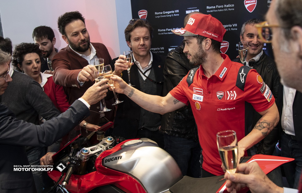 Довициозо - главная звезда открытия флагманского салона Ducati в Риме Довициозо - главная звезда открытия флагманского салона Ducati в Риме