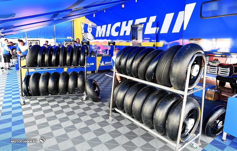 Шинный кодекс разрешает Michelin поставлять командам 4 комплекта сликов: 3 из основного набора + 1 запасной Шинный кодекс разрешает Michelin поставлять командам 4 комплекта сликов: 3 из основного набора + 1 запасной