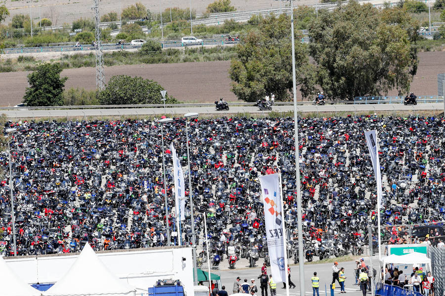 Море мотоциклов на мотопарковке у Circuito de Jerez Море мотоциклов на мотопарковке у Circuito de Jerez