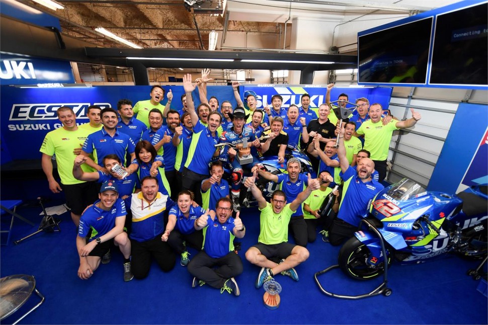 Team Suzuki ECSTAR празднует первую настоящую, безоговорочную победу GSX-RR с Алексом Ринсом на борту Team Suzuki ECSTAR празднует первую настоящую, безоговорочную победу GSX-RR с Алексом Ринсом на борту