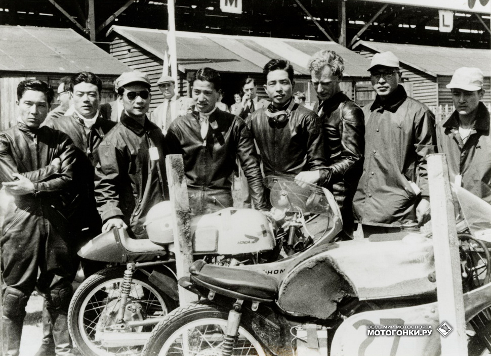 Заводская команда Honda позирует вместе с двумя из своих RC142 (3 июня 1959) Заводская команда Honda позирует вместе с двумя из своих RC142 (3 июня 1959)