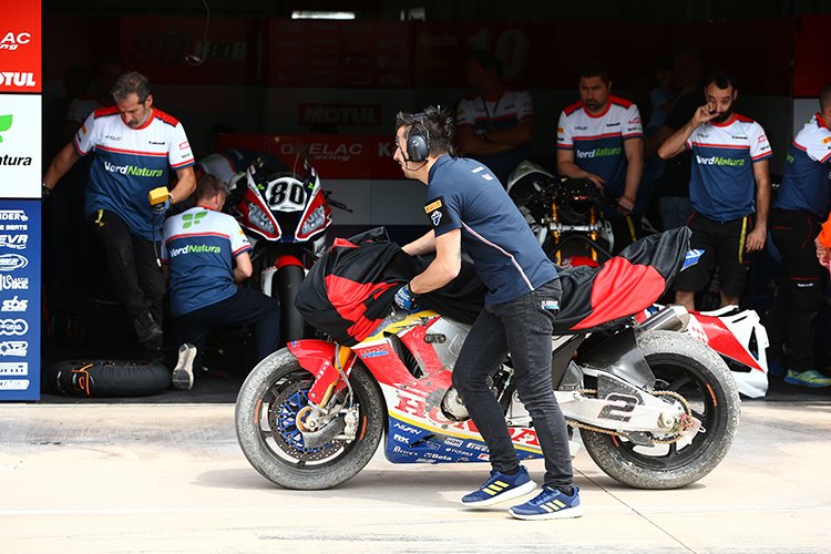 Honda CBR1000RR Леона Камье возвращается в гараж без пилота Honda CBR1000RR Леона Камье возвращается в гараж без пилота