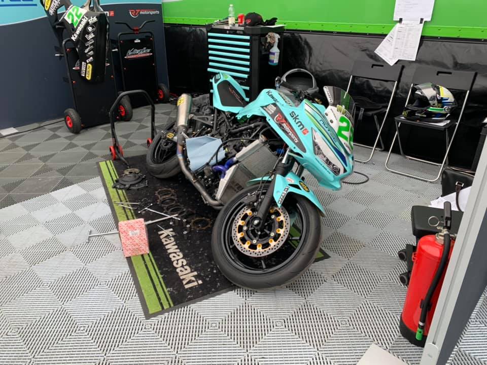 На квалификации Kawasaki Ninja 400 не позволил Никите Калинину и круг проехать На квалификации Kawasaki Ninja 400 не позволил Никите Калинину и круг проехать