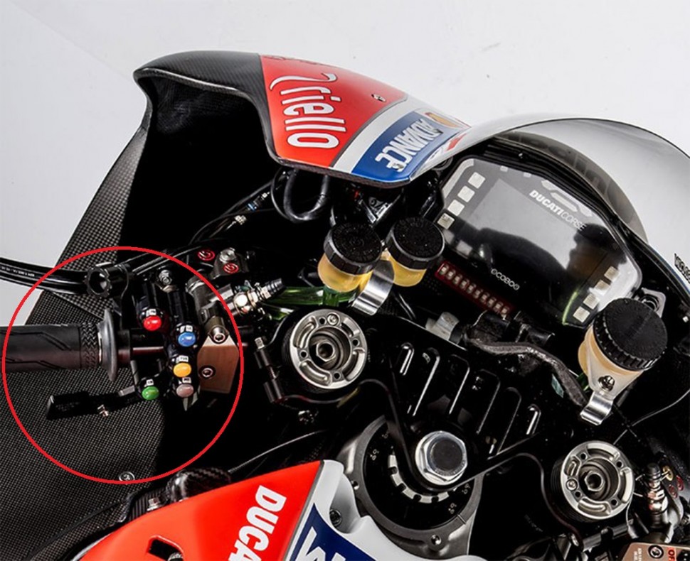 Ручник на Ducati Desmosedici GP17 Андреа Довициозо Ручник на Ducati Desmosedici GP17 Андреа Довициозо