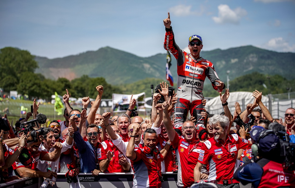 Победа Лоренцо с Ducati на Гран-При Италии в 2018 году стала... полной неожиданностью для заводских боссов Победа Лоренцо с Ducati на Гран-При Италии в 2018 году стала... полной неожиданностью для заводских боссов