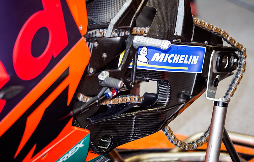 Карбоновый маятник на KTM RC16 Пола Эспаргаро Карбоновый маятник на KTM RC16 Пола Эспаргаро