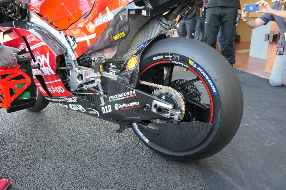 Новый спойлер на Ducati Desmosedici GP19 тест-пилота Миккеле Пирро Новый спойлер на Ducati Desmosedici GP19 тест-пилота Миккеле Пирро