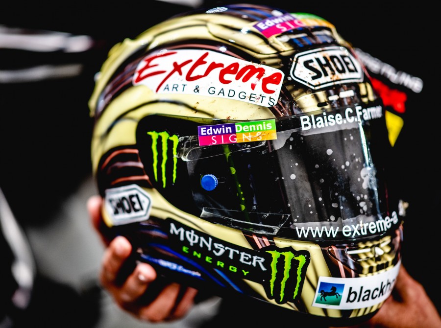 Вот SHOEI X-Spirit, в котором был установлен рекорд Isle of Man TT 2009 года Вот SHOEI X-Spirit, в котором был установлен рекорд Isle of Man TT 2009 года
