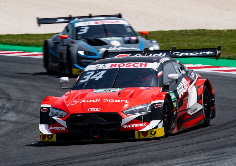 Audi RS5 DTM Андреа Довициозо на гонке в Мизано Audi RS5 DTM Андреа Довициозо на гонке в Мизано