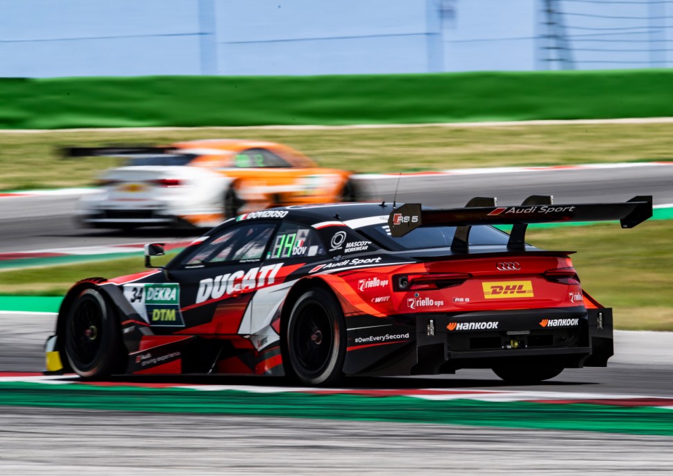 Ducati на борту заводского Audi RS5 DTM как бы намекает Ducati на борту заводского Audi RS5 DTM как бы намекает