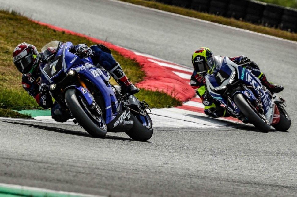 YART Yamaha боролась за победу с F.C.C. TSR Honda в первой половине гонки YART Yamaha боролась за победу с F.C.C. TSR Honda в первой половине гонки