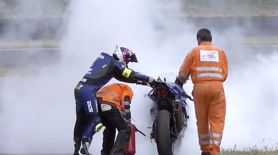 Взрыв двигателя Yamaha R1 Марвина Фрица и пожар поставили точку в погоне за лидером Взрыв двигателя Yamaha R1 Марвина Фрица и пожар поставили точку в погоне за лидером