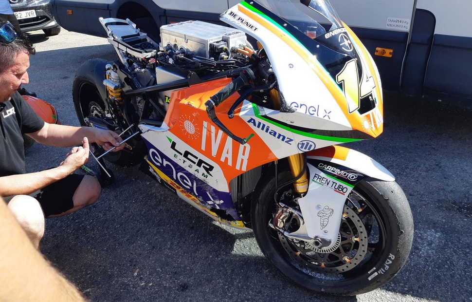С мотоцикла MotoE снимают оставшийся пластик С мотоцикла MotoE снимают оставшийся пластик