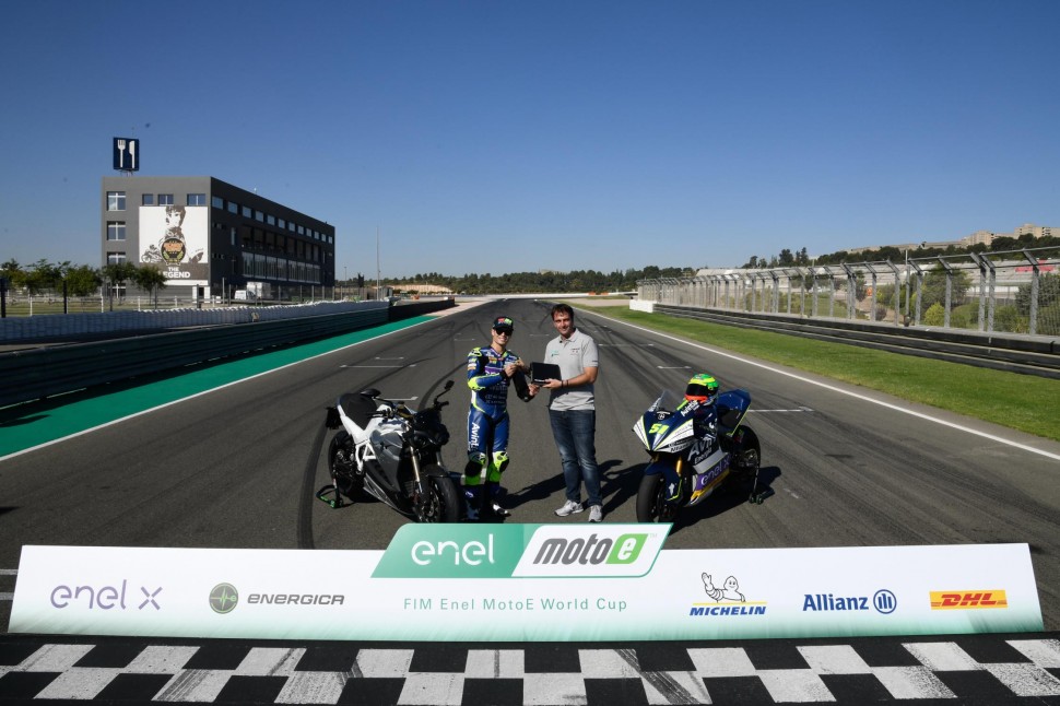 Эрику Гранадо вручили первый Большой Приз MotoE - электрический нейкед Energica Eva Эрику Гранадо вручили первый Большой Приз MotoE - электрический нейкед Energica Eva