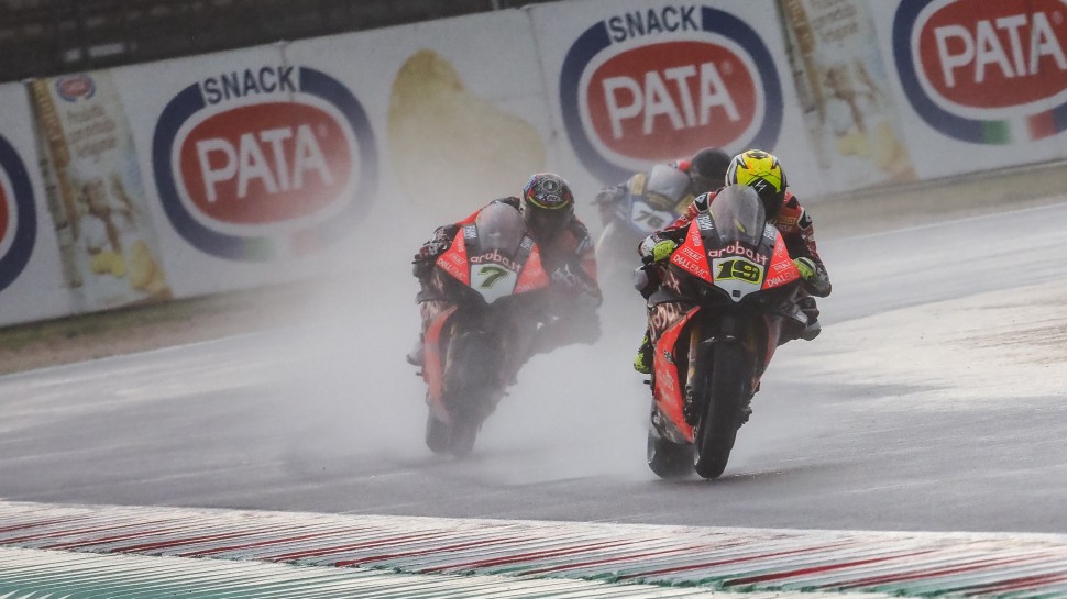 Партнеры по заводской команде Ducati на этот раз держались в тени явных лидеров - Рэя, Сайкса и Лоуса Партнеры по заводской команде Ducati на этот раз держались в тени явных лидеров - Рэя, Сайкса и Лоуса