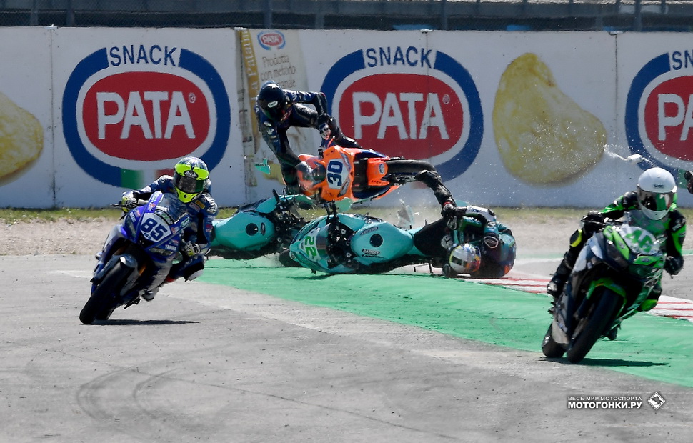 Массовый завал WorldSSP300 с участием Никиты Калинина на этапе в Мизано Массовый завал WorldSSP300 с участием Никиты Калинина на этапе в Мизано