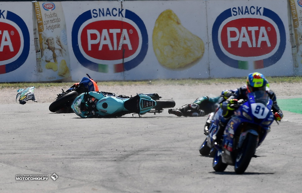 Массовый завал WorldSSP300 с участием Никиты Калинина на этапе в Мизано Массовый завал WorldSSP300 с участием Никиты Калинина на этапе в Мизано