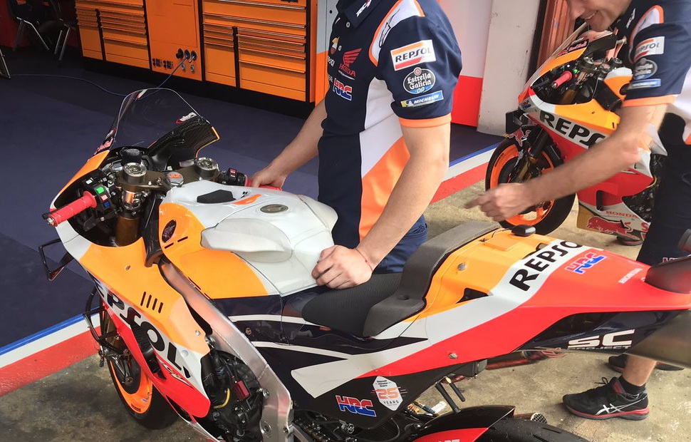 Поддерживающие крылышки на бензобаке Honda RC213V Хорхе Лоренцо Поддерживающие крылышки на бензобаке Honda RC213V Хорхе Лоренцо