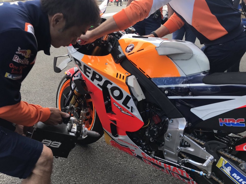 Honda RC213V Хорхе Лоренцо перед стартом FP1 в Ассене Honda RC213V Хорхе Лоренцо перед стартом FP1 в Ассене