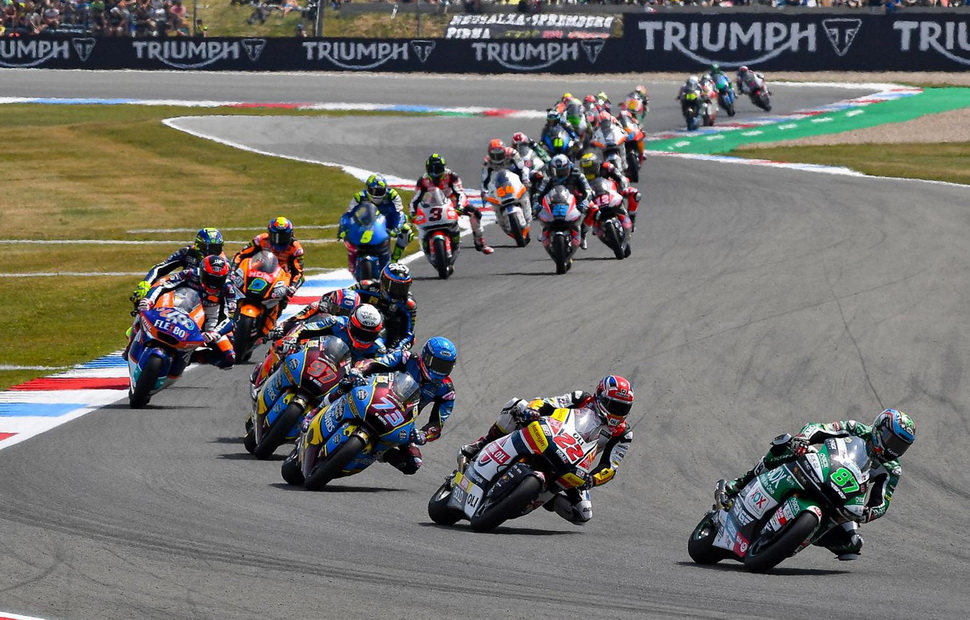 Реми Гарднер возглавляет гонку DutchGP Moto2 Реми Гарднер возглавляет гонку DutchGP Moto2