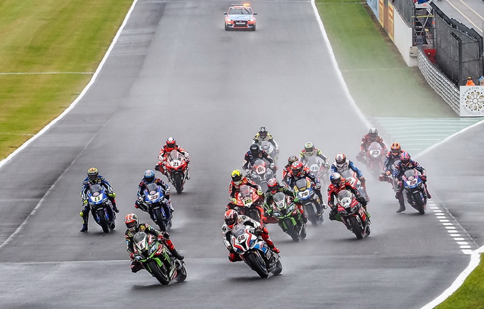 Старт первой гонки WorldSBK на Donington Park Старт первой гонки WorldSBK на Donington Park