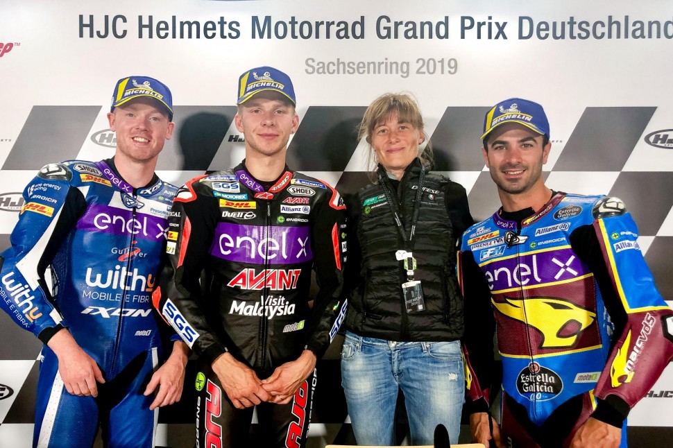 Призеры самой первой гонки MotoE в истории на пресс-конференции Гран-При Германии Призеры самой первой гонки MotoE в истории на пресс-конференции Гран-При Германии