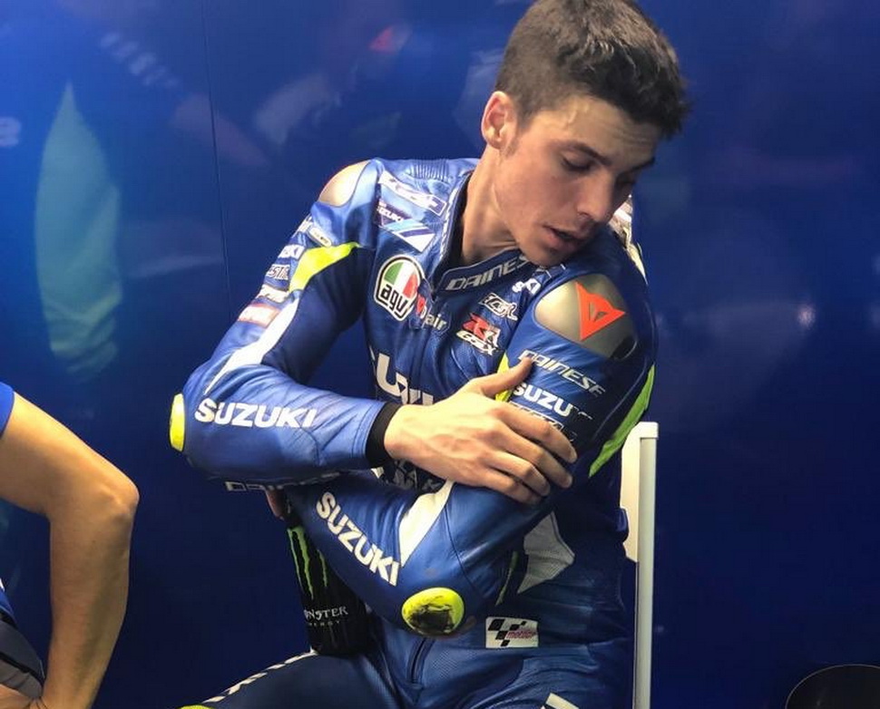 Жоан Мир: Я конечно знал, что на Sachsenring приходится класть мотоцикл до самого асфальта, но так низко... Жоан Мир: Я конечно знал, что на Sachsenring приходится класть мотоцикл до самого асфальта, но так низко...