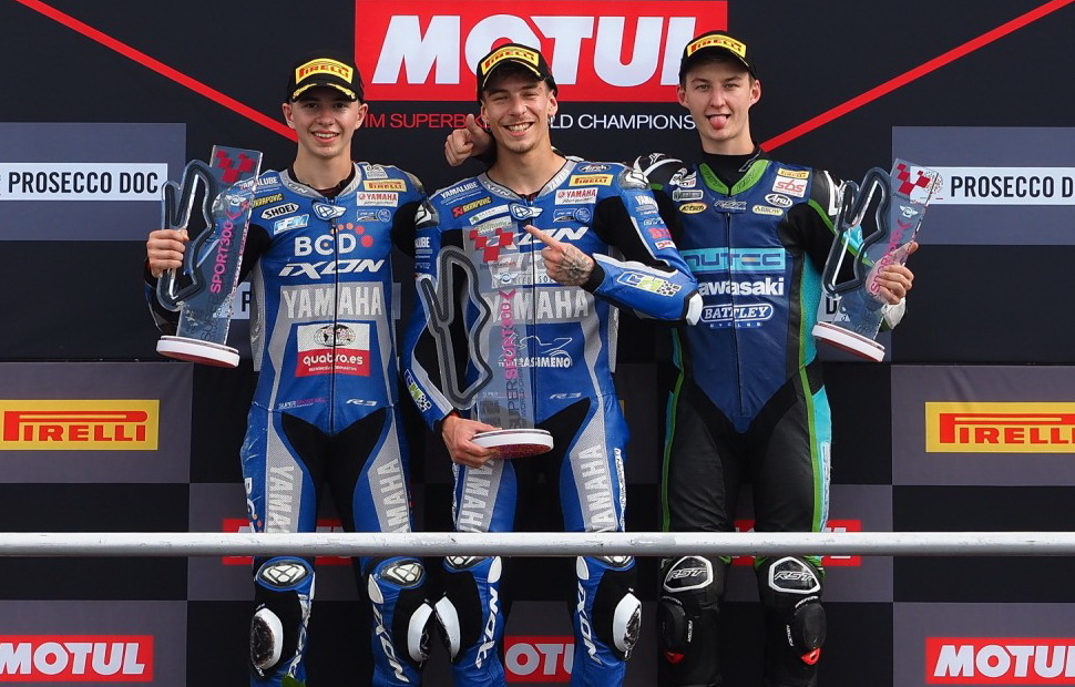 Никита Калинин на подиуме 6-го этапа WorldSSP300 в Донингтоне Никита Калинин на подиуме 6-го этапа WorldSSP300 в Донингтоне