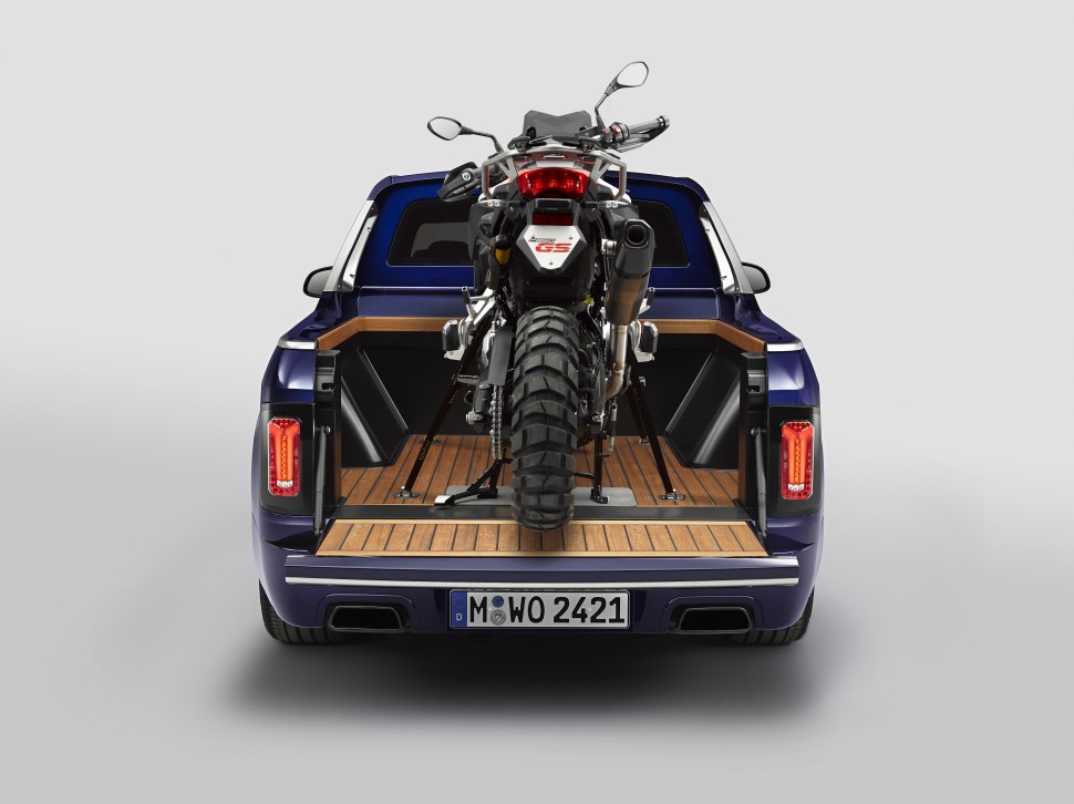 Концепт BMW X7 G07 Pick-Up с мотоциклом BMW R850GS в кузове Концепт BMW X7 G07 Pick-Up с мотоциклом BMW R850GS в кузове
